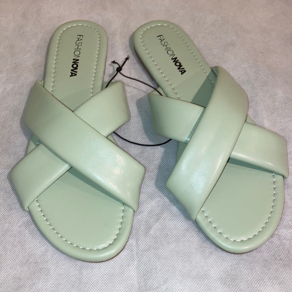 Mint Sandals NWOT Size 9